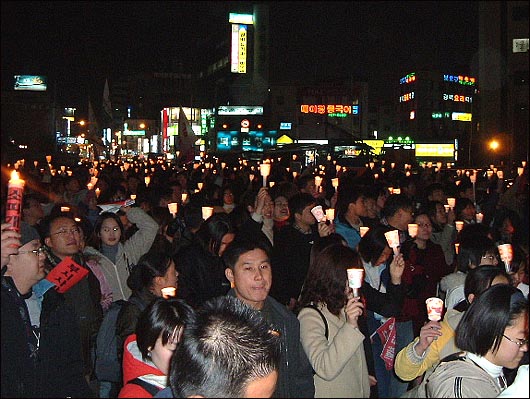 대구 시내를 물들인 '촛불시위'. 대구에 사는 조민제씨가 <오마이뉴스>에 관련 사진을 보내왔다. 